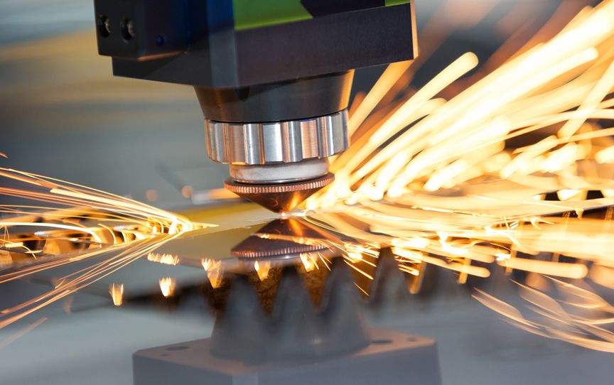 Tête de découpe laser en action